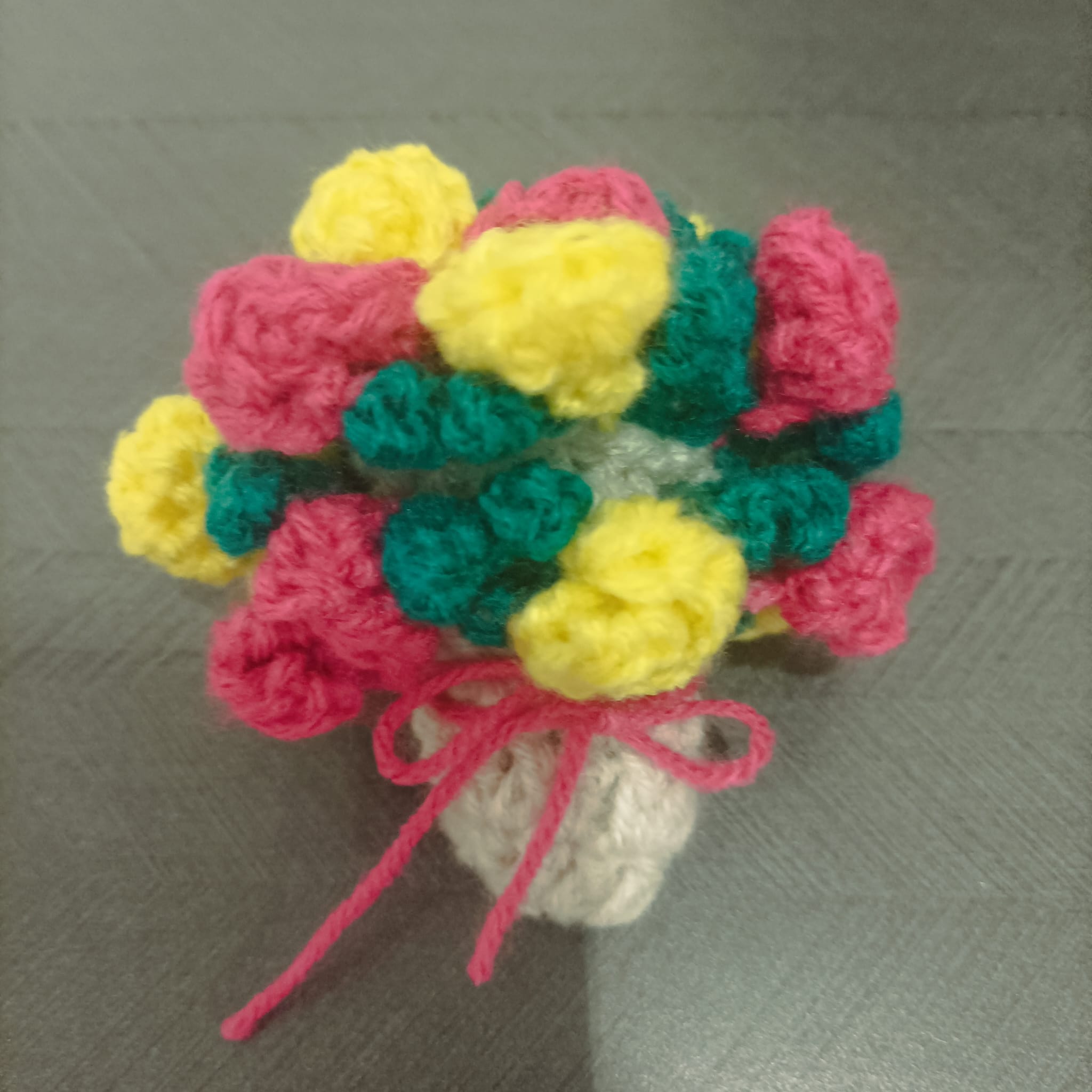 Häkelmittelstück, das sich in einen Blumenstrauß verwandelt 1