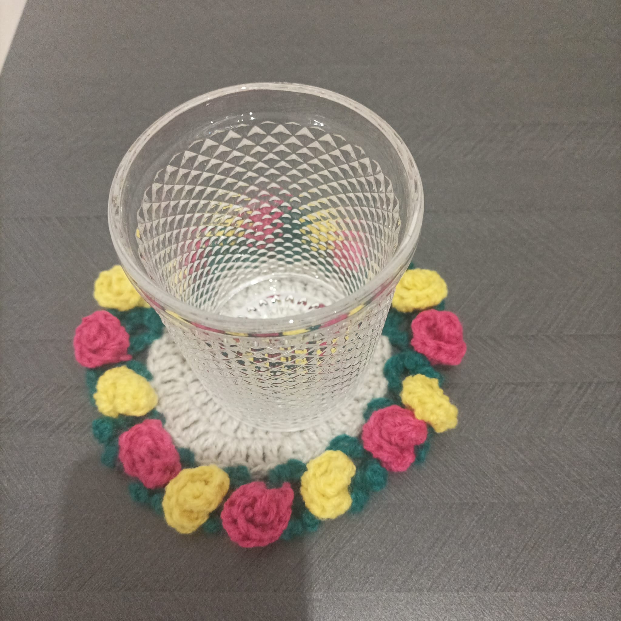 Häkelmittelstück, das sich in einen Blumenstrauß verwandelt