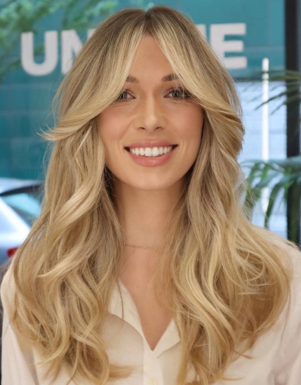 Vorhang Pony auf langblondes Haar