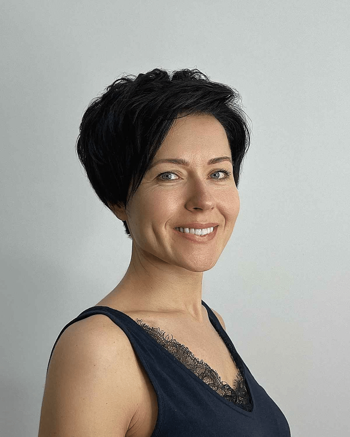 Dunkler langer Pixie -Schnitt