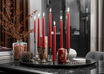 Rote Spitzkerzen für eine moderne und gemütliche Inneneinrichtung