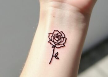 Kleine Tattoo -Kunstdesigns für schöne Frauen: 17 Trendideen für 2025