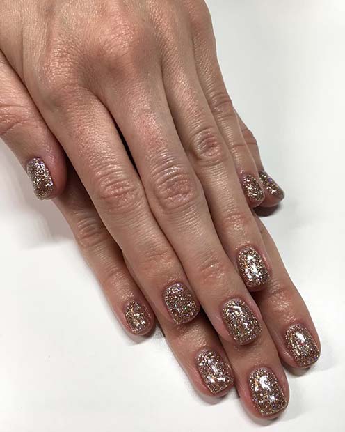 19 Glamouröse neue Nagelideen 2023 Goldene Glitzernägel