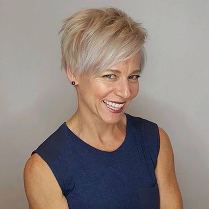 Geschichtete Pixie-Schnitte mit seitlichem Pony