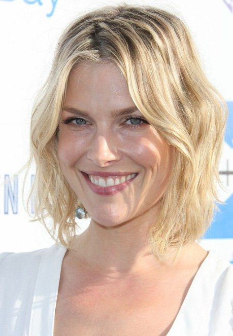 31 kurze Haarschnitte für wellige Haare, um hinreißend auszusehen Geschichtete kurze wellige Haare