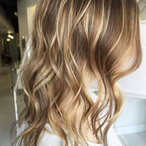 Hellbraunes Haar mit blonden Highlights