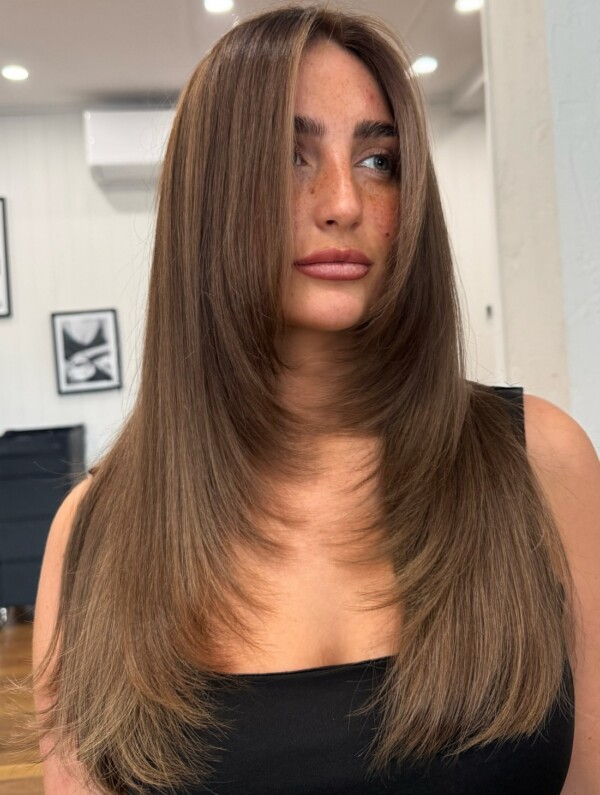 Lange brünette Schichten mit gesichtsrahmendem Schnitt