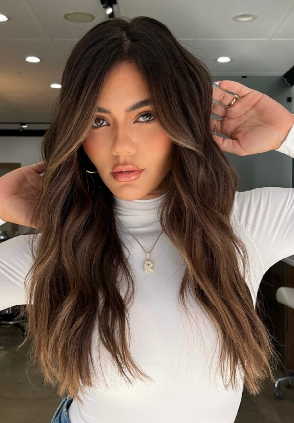 Langes Mokka-Mousse-Haar mit sanften Wellen – dimensionale brünette Perfektion
