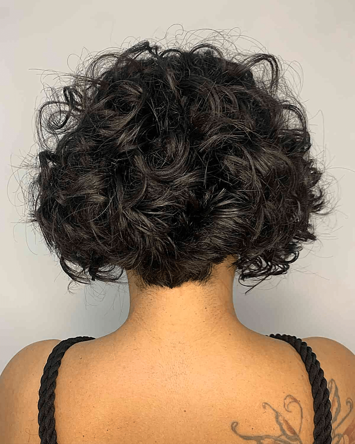 Matte schwarze Curly Bob