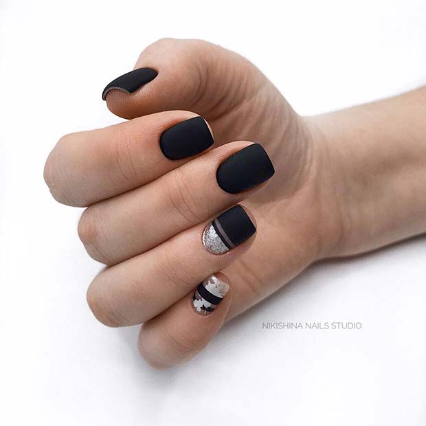 Matte schwarze Nägel mit einem Knall Glitzer 