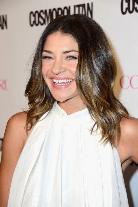 Frauen mit mittlerer schulterlange Haarschnitte mit mittlerer schulterlange Wellen 