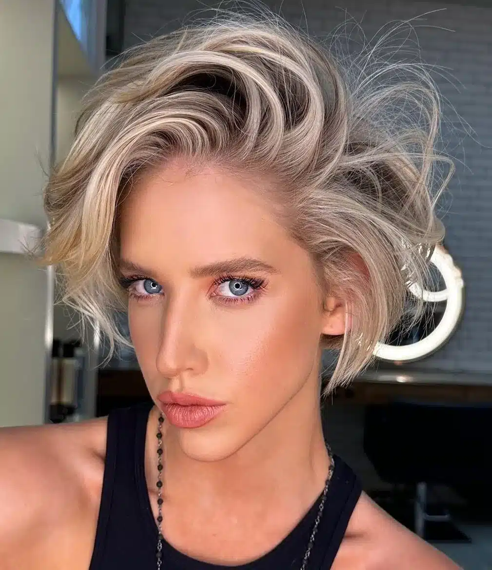 27 kurze, unordentliche Frisuren, um einen erstklassigen Look zu erzielen Unordentlicher Bob mit windgeblasener Textur