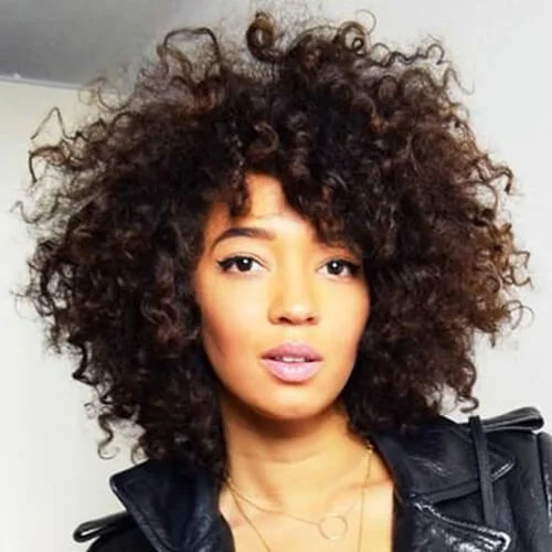 Natürlich lockiges Schokoladenhaar