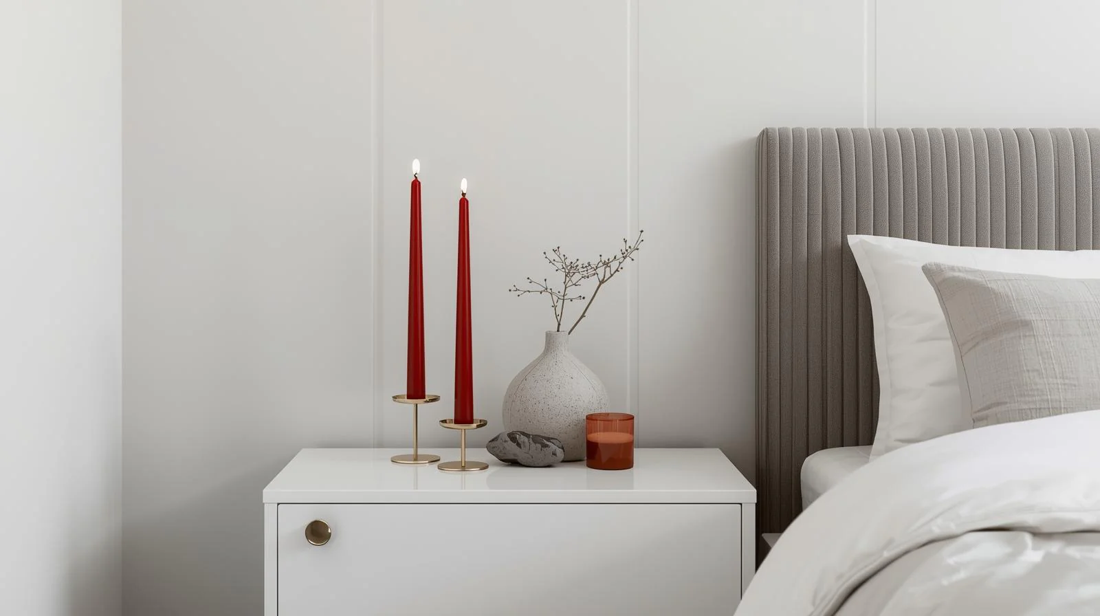 Romantisches Schlafzimmer-Styling mit roten Kerzen