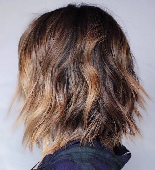 Zotteliger brauner Balayage-Bob