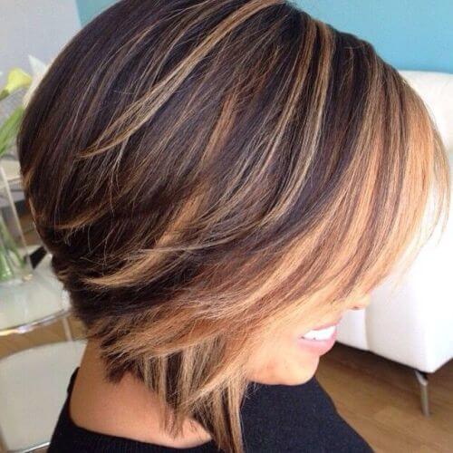 Kurze braune Haare mit blonden Highlights