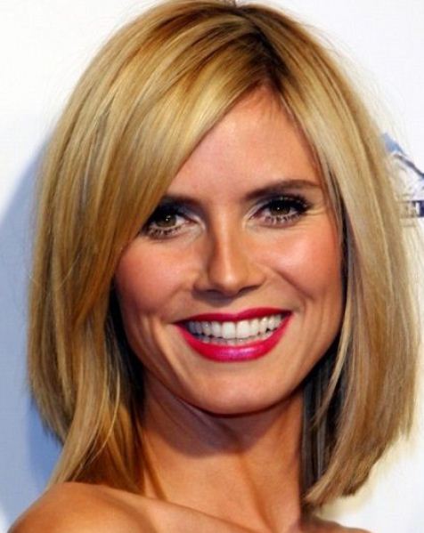 Schulterlanger, stumpfer, blonder Bob