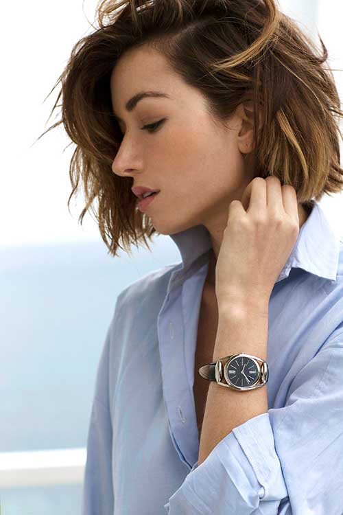 31 kurze Haarschnitte für wellige Haare, um hinreißend auszusehen Seite überlagte, geschichtete wellige Haare