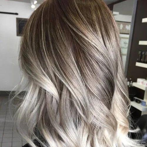 Silber-Aschblond-Balayage