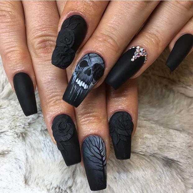 Schwarze matte Nägel mit einem Schädel für Halloween 