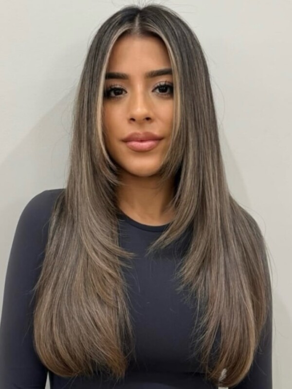 Glatte, lange, aschbraune Schichten mit Highlights, die das Gesicht umrahmen 