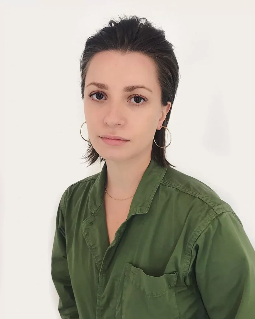 Rücken nach ovalen Gesichtern zurückgeschnitten