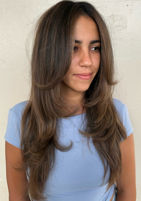 Weicher, von Schmetterlingen inspirierter Haarschnitt mit geschichteten, das Gesicht umrahmenden Teilen