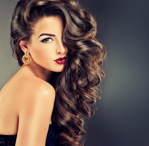 Stilvolle lockige Frisur für Partyminen