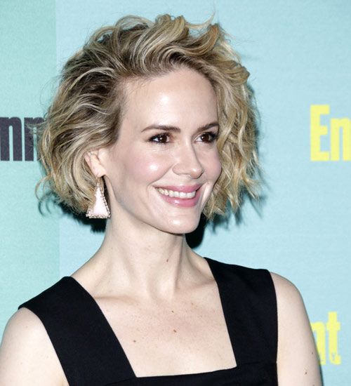 31 kurze Haarschnitte für wellige Haare, um hinreißend auszusehen Wellige Bob