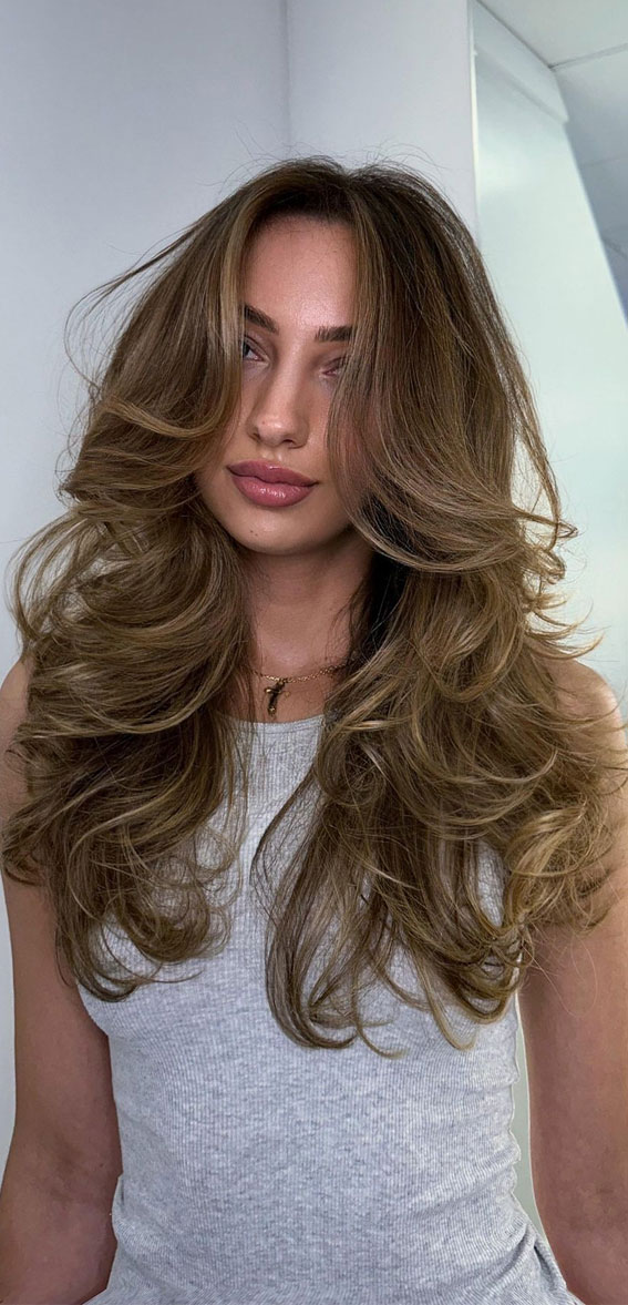 Voluminöser 90er-Schmetterlings-Langhaarschnitt mit Stufen