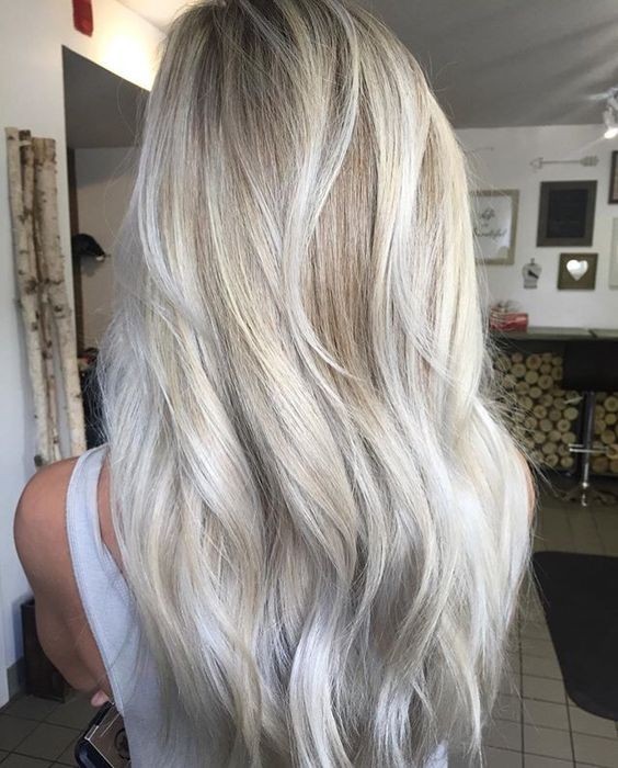 Wellige lange Haare - Balayage Silber Asche Blondine