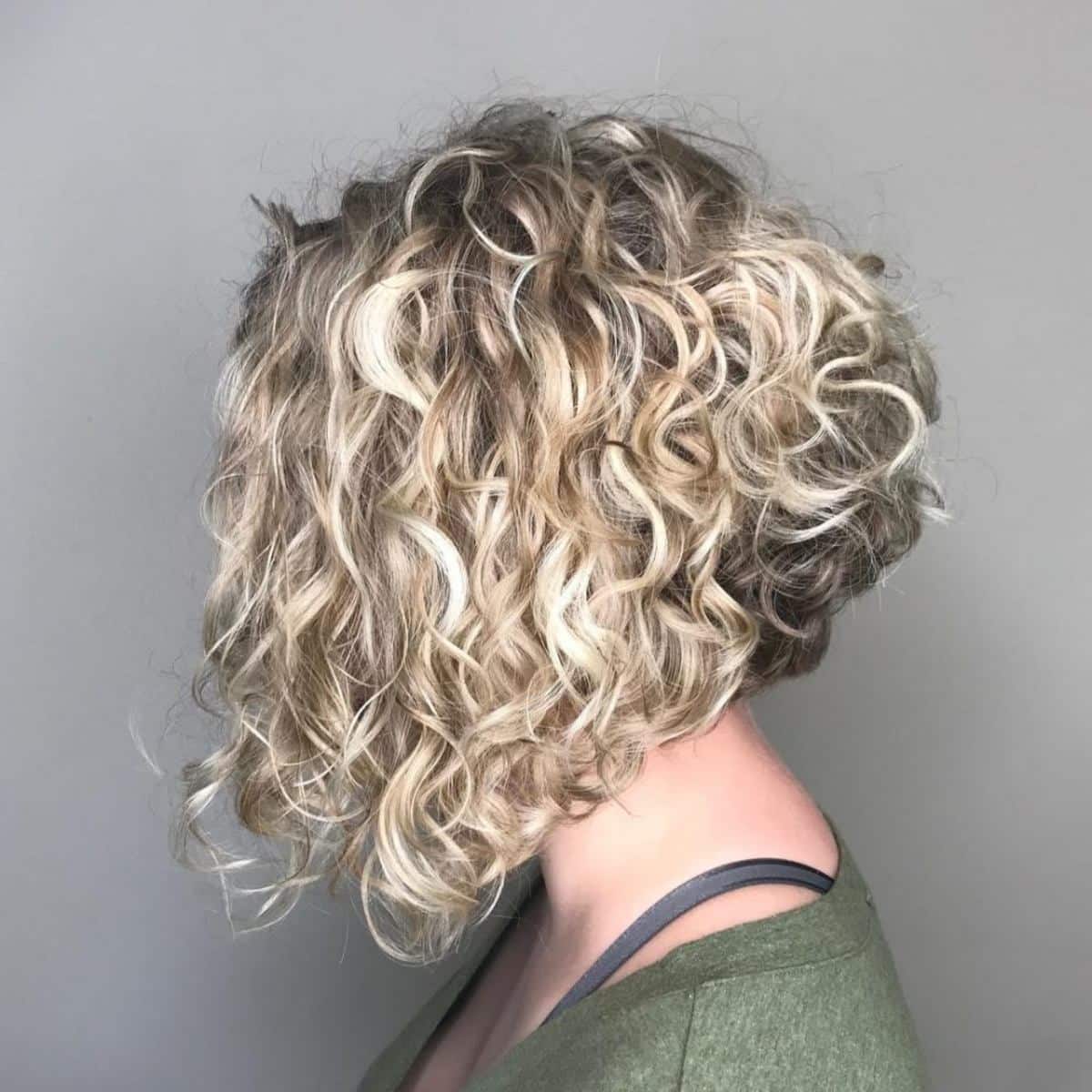 A-Line Curly Bob Cut mit blonden Streifen