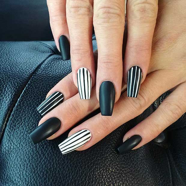 Schwarz gestreiftes Nageldesign 