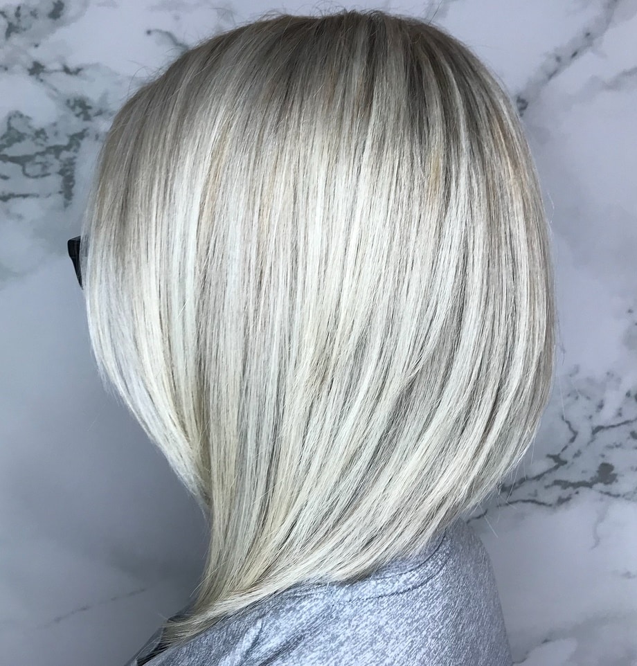Abgewinkelter eisiger blonde Lob mit Schichten