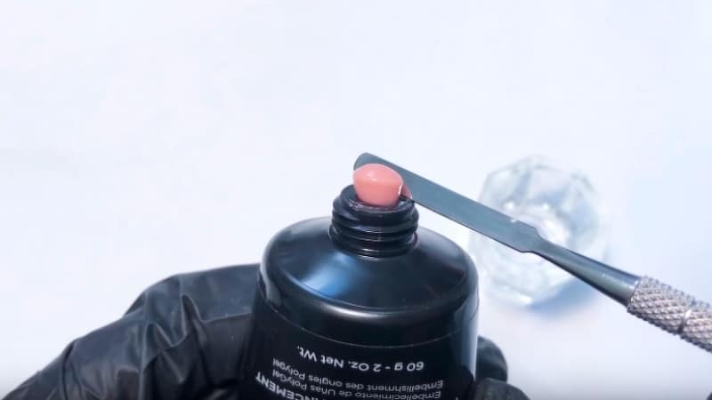 Wenden Sie das Polygel an