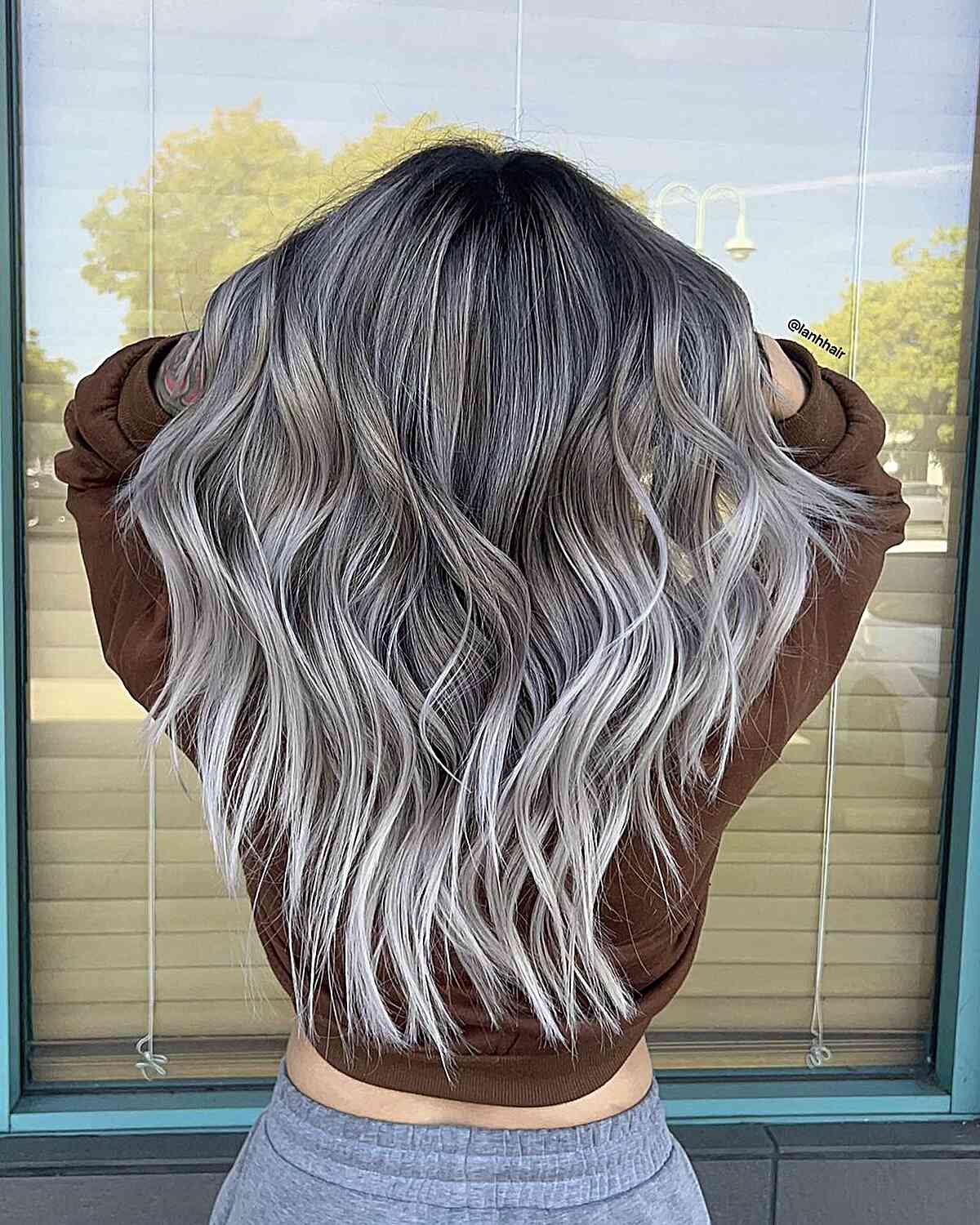 Ascheblonde Balayage mit dunkleren Wurzeln und stumpfen Enden