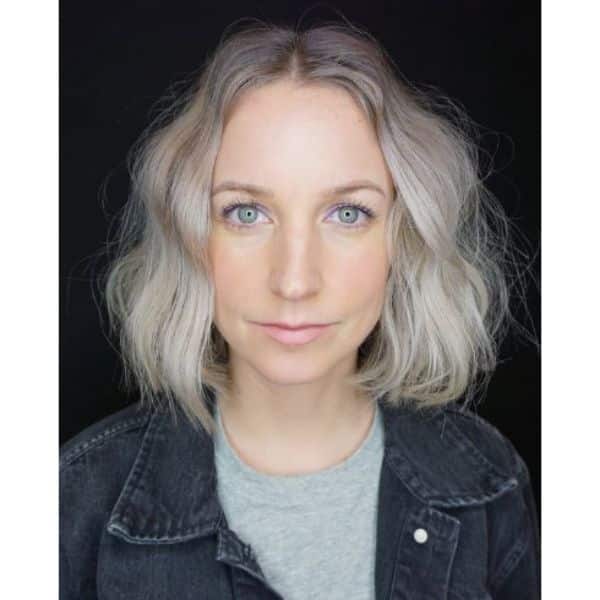 Aschenblond mittlerer Haarschnitt für wellige Haare