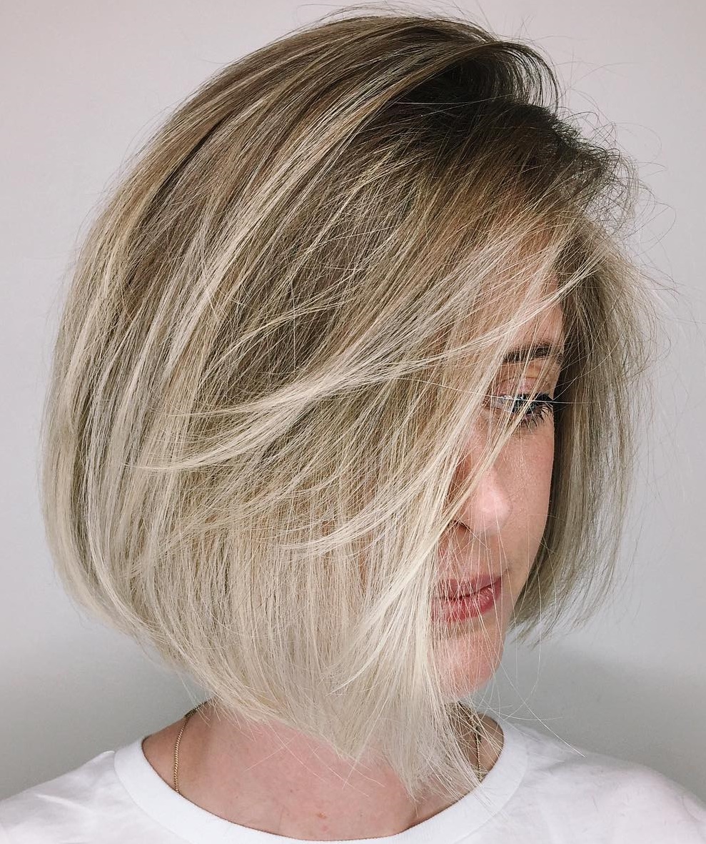 Asymmetrischer Kombination Bob mit blonden Balayage