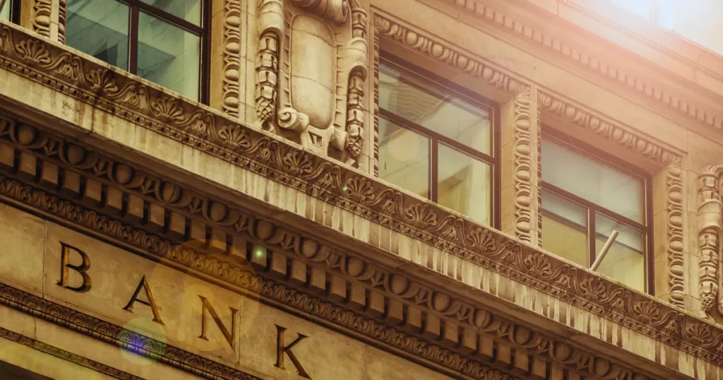 10 versteckte Gebühren auf Ihrem Bankkonto, die Ihre Ersparnisse entwässert (und wie Sie sie vermeiden können)