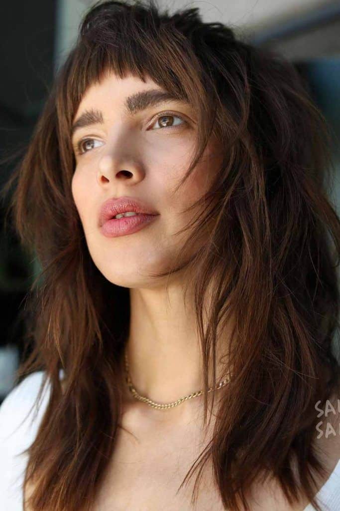 Strandwellige mittelgroße Haare mit abgehackten Pony