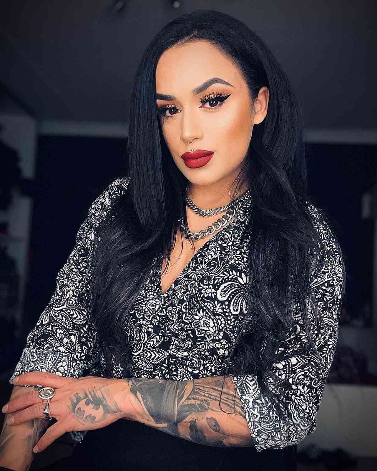 Schwarze lange Haare mit subtilen Schichten