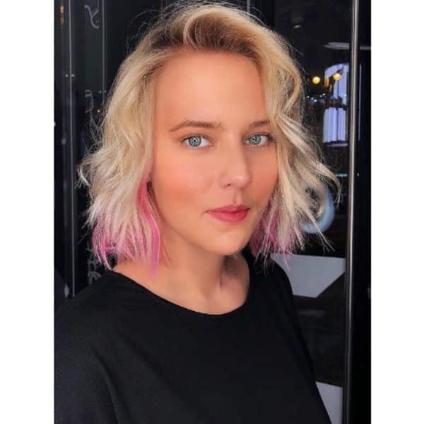 Blonde mittelgroße Haarschnitte für gewellte Haare mit rosa Highlights