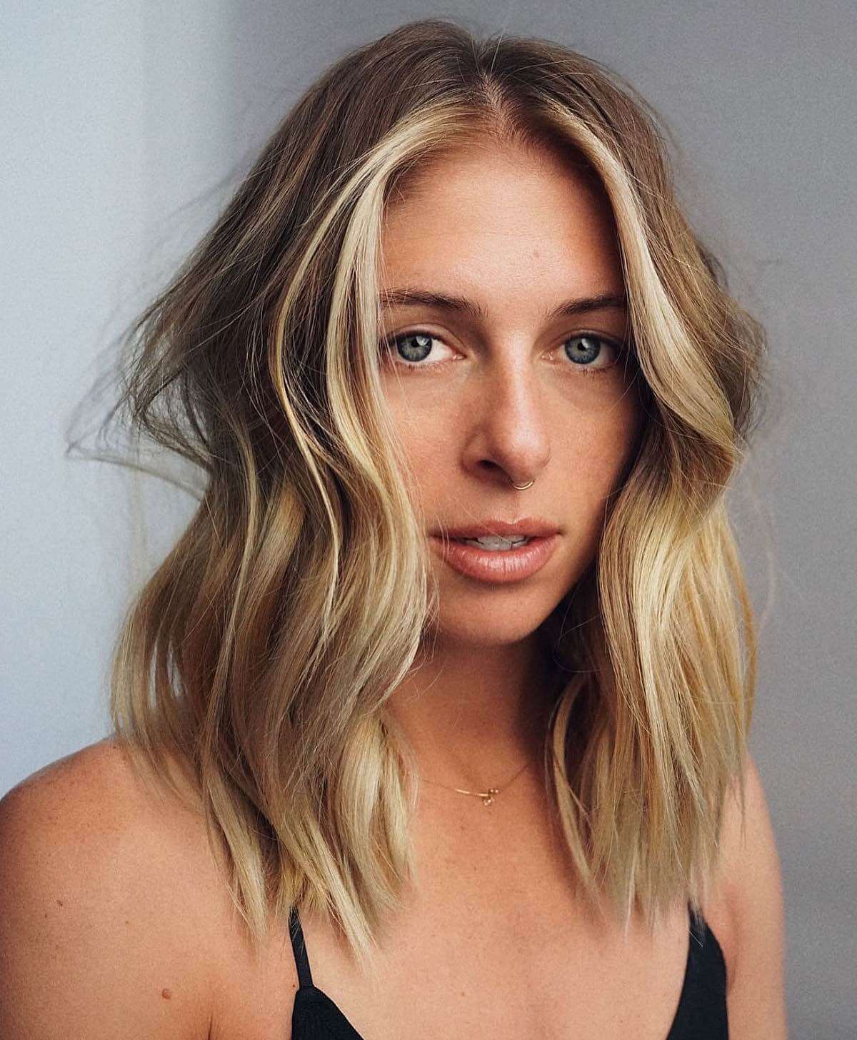 stumpfe schulterlange Schichten für wellige Haare