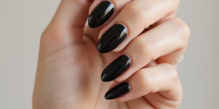 19 Black-Nails-Looks, die kühne, raffinierte Energie liefern