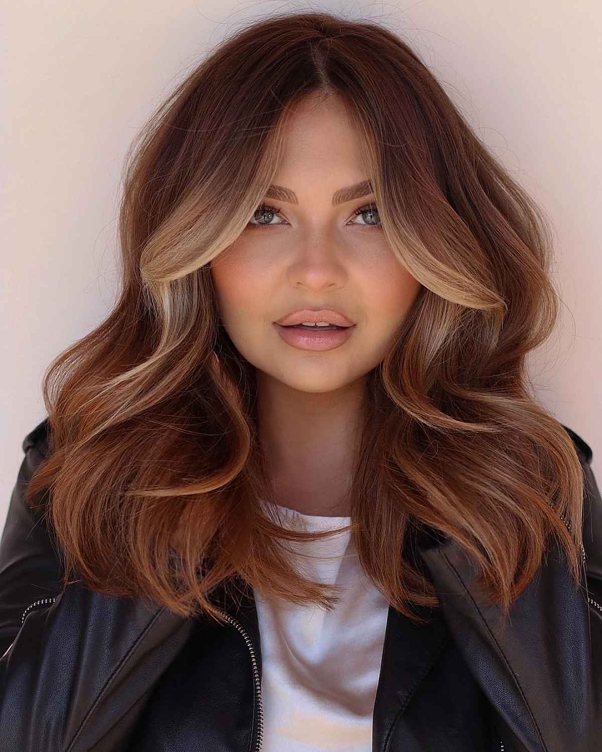33 feinste Federfrisuren: Kultige 70er-Jahre-Styles neu interpretiert braune Balayage mit gesichtsrahmenden Schichten