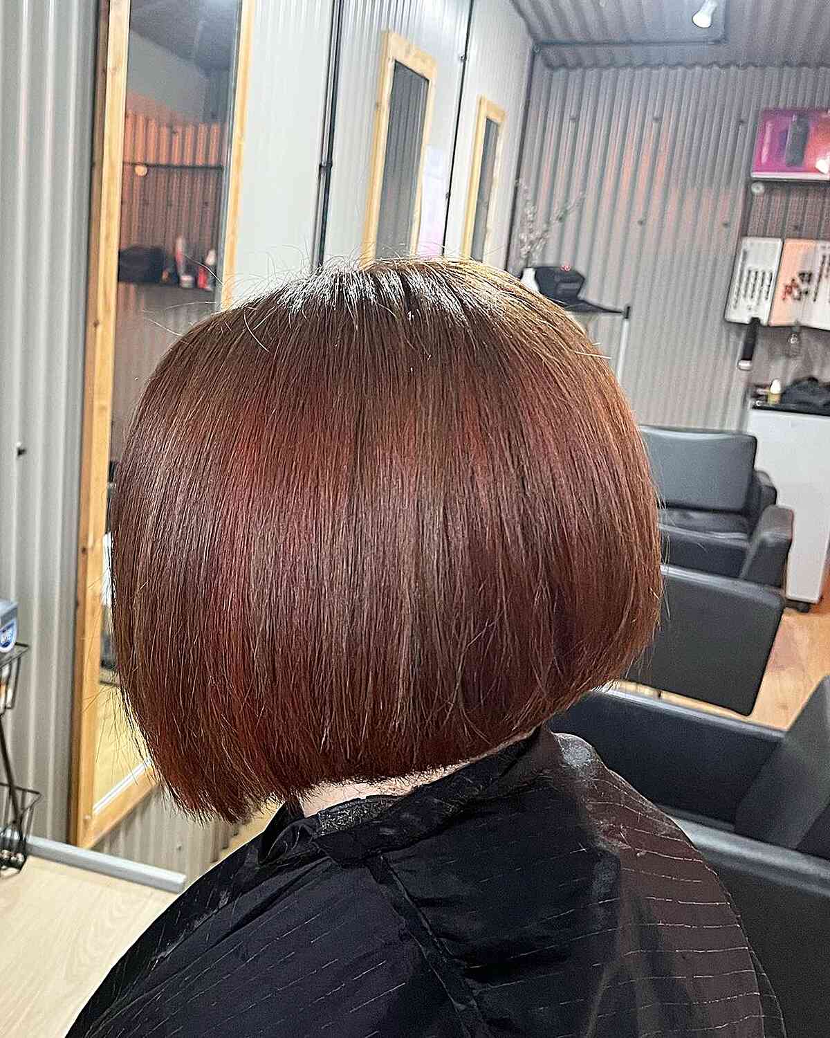 Braun-rote kurze runde Bob mit Highlights