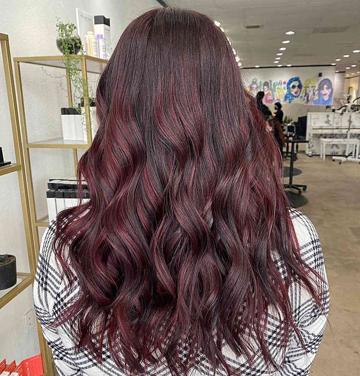 Burgund Rotweinbalayage mit Mid-Back-Haarschnitt