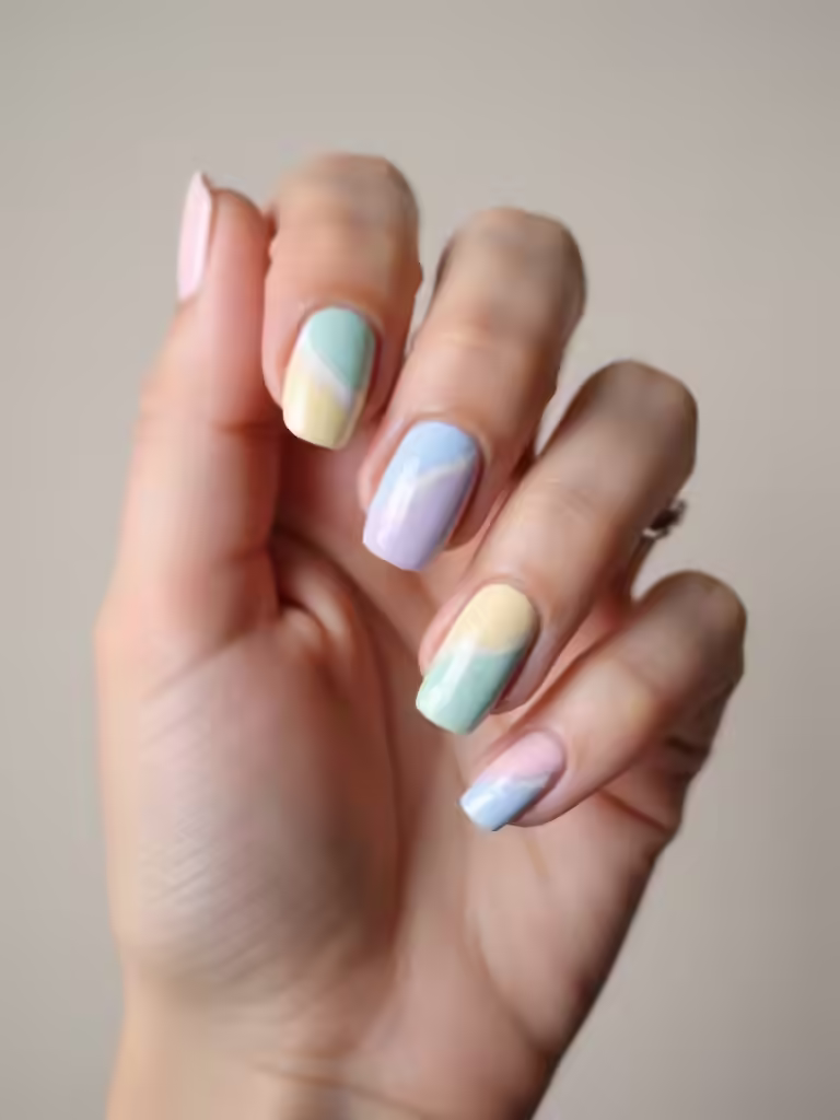 Butterige, pastellfarbene, gewirbelte Maniküre