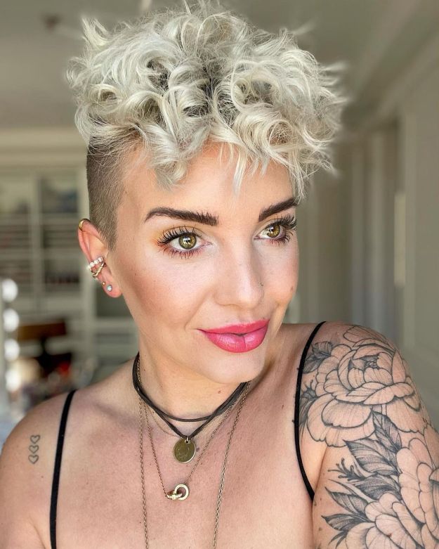 Buzz Cut -Pixie mit längeren Haaren auf der Krone