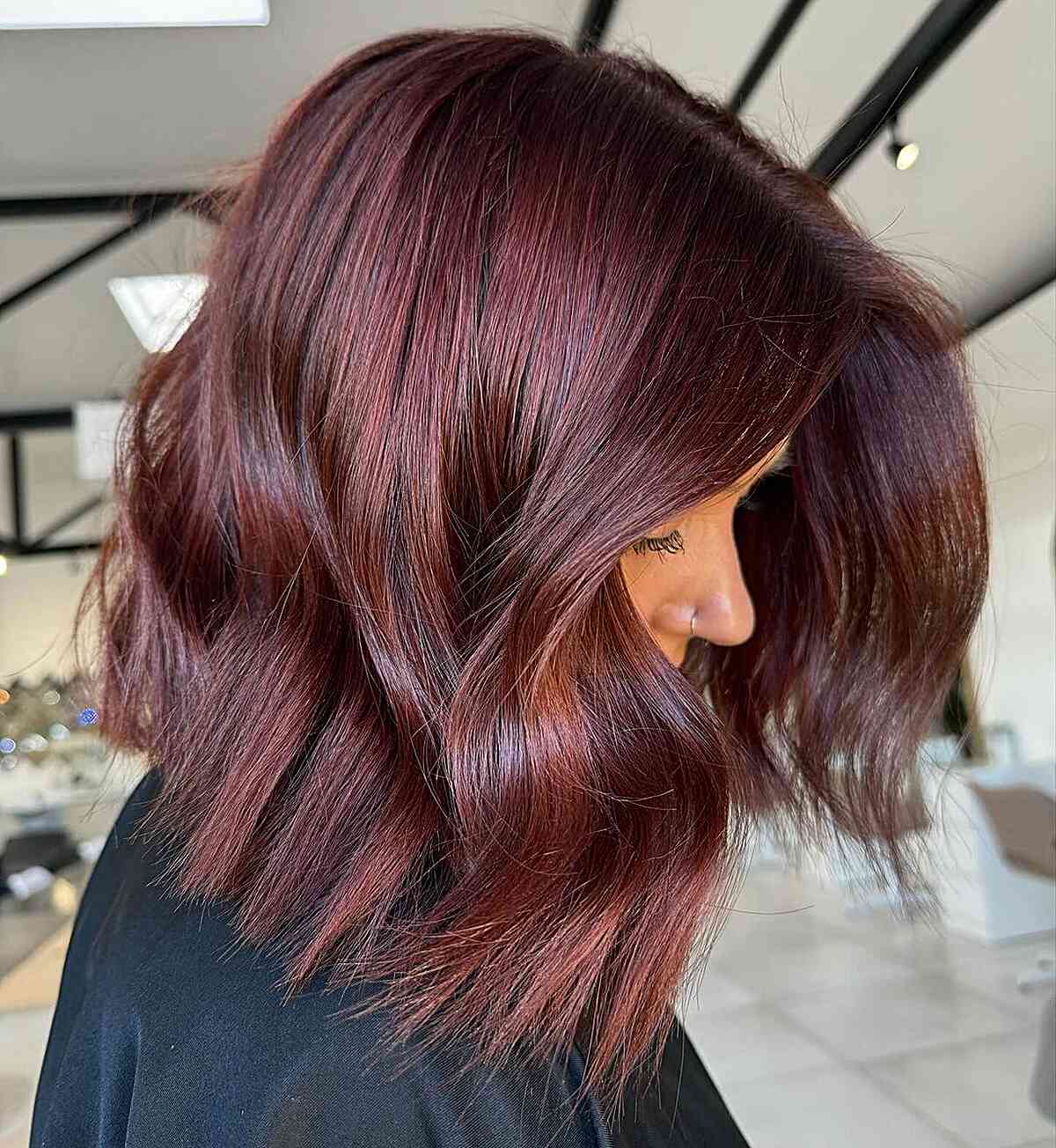 Cherry Cola Balayage auf Long Bob